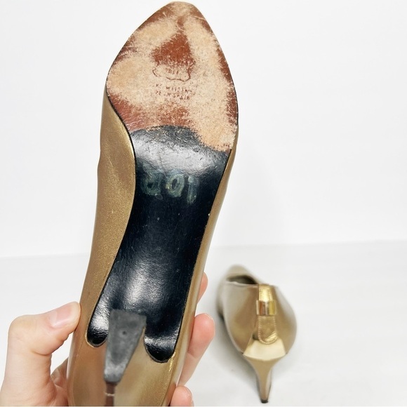 Vintage Stuart Weitzman Gold Pointed Heels Size 6.5 Women’s - Picture 5 of 6